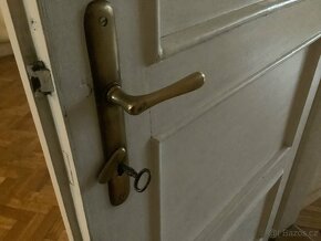 Dřevěné starožitné dveře s původním kováním a klíčemi 6x - 10
