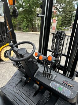 Nový - Vysokozdvižný vozík UN FD25 2.5t diesel - 10