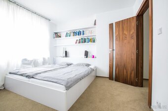 Pronájem moderního prostorného bytu 4+kk se zahradou u lesa - 10
