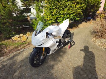 Aprilia RSV4 1100 Factory (2022) - 10