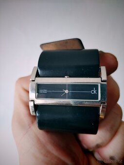 Calvin Klein manžetové hodinky
Černá kůže - 10