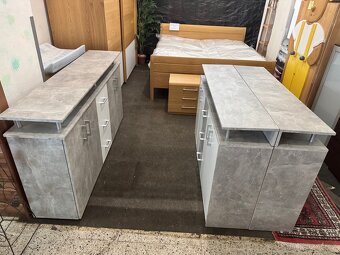 Hezká široká komoda dekor Beton/bílá - 10