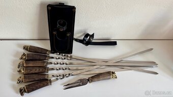 Sada ručně vyráběných špízů s vidličkou v koženém toulci - 10