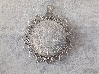 Velká stříbrná mince - tolar Marie Terezie v rámečku, PUNC - 10