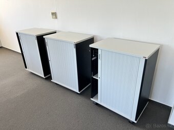Kancelař nabytek velké množstvi stoly skřině různé - 10