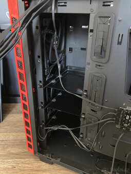 Prostorná PC skříň NZXT H440 (černo-červená) - 10