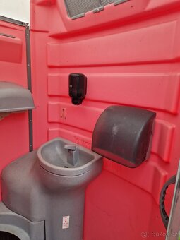 Mobilní wc s umyvadlem a vodou - 10