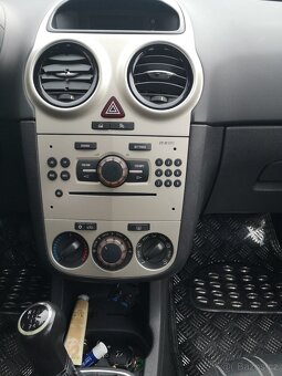 OPEL CORSA 1.3i BENZÍN 59KW KLIMATIZACE 87TIS.KM R.V.2007 - 10
