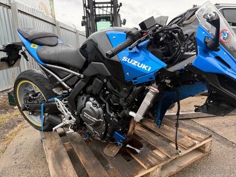 Suzuki GSX 8R, 61kw rv:2024/9 najeto:12tis havarované - 10