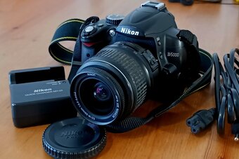 NIKON D5000 - baterie, nabíječka, popruh a objektiv - 10