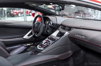 Lamborghini Aventador LP700-4 z roku 2013 - 10