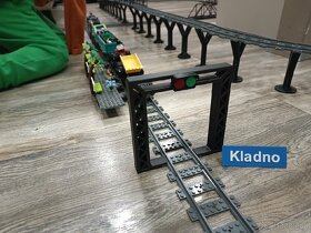 Unikátní železniční průjezd, kompatibilní s LEGO kolejemi.
 - 10