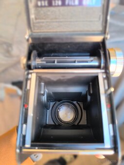 Klasický dvouoký fotoaparát na film Yashica D - 10