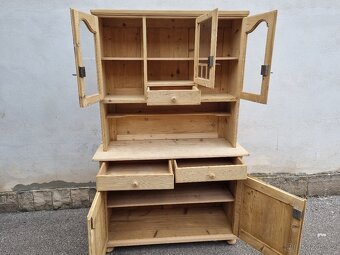 Krásná kredenc po renovaci - 10