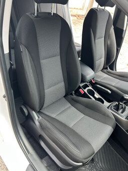 Hyundai i30 1,6i - 10