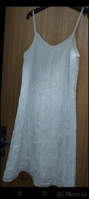 Bílé šaty na úzká ramínka. Vhodné i jako večerní. - 10