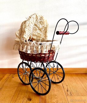 Starý krásný kočárek s panenkou - 10