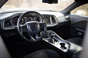 Dodge Challenger 5,7 HEMI RT - 10