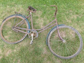 Prodám staré pánské jízdní kolo /nepůvodní barva/. Skladován - 10