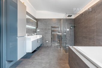 Rodinná rezidence v Novém Spolí – Luxus, prostor a wellness  - 10