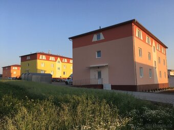 NOVÉ BYTY 1+KK,BEZ KAUCE,POUZE PRO 100%NEKUŘÁKY,PARKOVIŠTĚ - 10