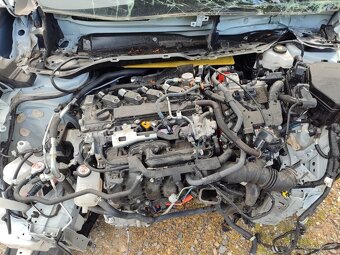 Predám havarovanú Toyota Corolla Cross 2.0 benzin+Hev 112 kW - 10