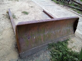 Čelní radlice na pásový raktor DT - 10