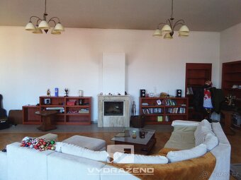 Dvoupodlažní dům (cca 400 m2), pozemky 1.130 m2. Dolní Kouni - 10