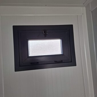 Obytný kontejner o rozměru 2,4 x 2,4 m včetně WC - 10