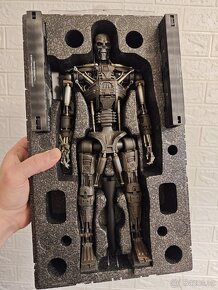 Hot Toys Terminator T600 - 10