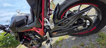 Honda CB 750 Hornet Rok 2023 najeto pouze 8900km - 10