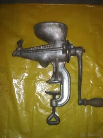 staré, mlýnky na maso,mák... - 10