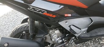 Aprilia SR MAX 300i - 10