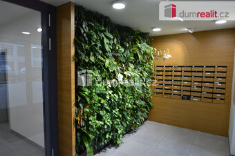 Pronájem 3+kk 70 m2 P8 Karlín balkon novostavba garážové stá - 10