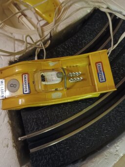 Auto McLaren na autodráhu ites tmavě zluta - 10