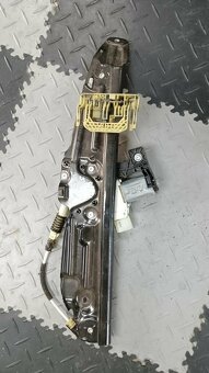 BMW 5 F10 F11 2010 - 2017 predna maska okno sklo okular - 10