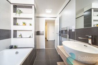 Prodej, byt 2 + KK, 65 m2, balkon, garážové stání, sklep, ul - 10