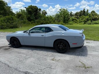 Dodge Challenger R/T 5.7 Hemi - 10