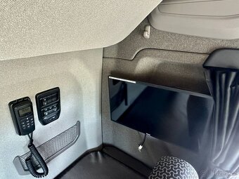 Scania R 410 6x2 včetně plachtové nástavby - 10