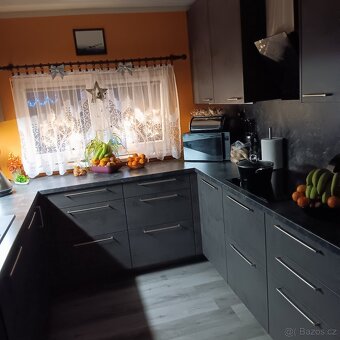 Prodám zánovní kuchyňskou linku šedé barvy - 10