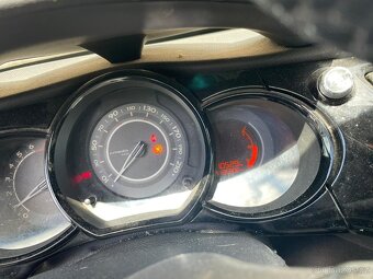 Citroen C3 1.2i 60kw, r.2013, klima, 1. majitelka - 10