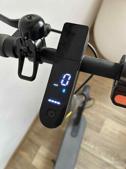 Elektrokoloběžka Xiaomi Electric Scooter Mi Essential - 10