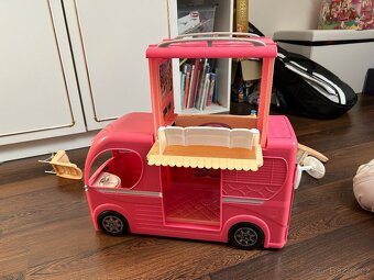 Barbie karavan se skluzavkou a Lola a Barbie panenkami - 10