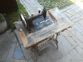 STARÝ ŠICÍ STROJ SINGER - 10