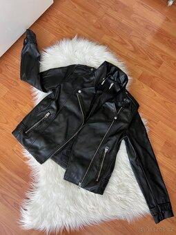 GUESS DÁMSKÝ KŘIVÁK BUNDA VEL.M - 10