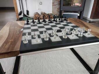 Šachový epoxidový stolek z ořechu + figurky - 10