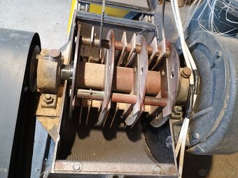 Prodám zánovní peletovací lis 10 kW a k němu drtič 11 kW - 10