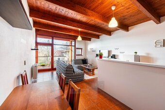 Prodej velice prostorného OV bytu 2+kk, 68 m2, s balkonem a  - 10