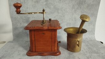 Starý mlýnek na kávu s intarzii + hmoždiř celek za 1599,- - 10