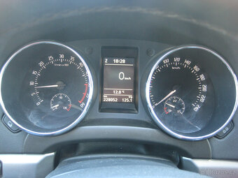 ŠKODA YETI 2.0TDi 125 KW 4x4 PANORAMA - 10